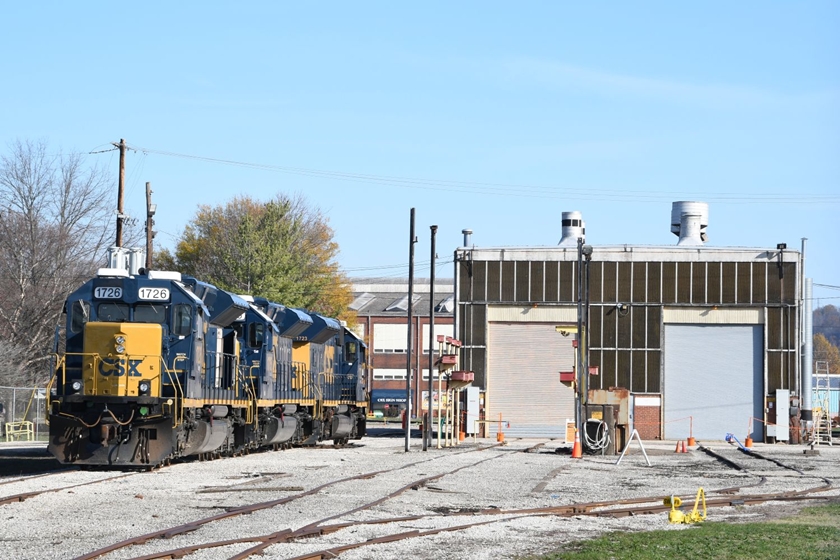 SD23T-4 rebuilds 1726-1715-1723 await a call for duty. I'm not sure what work is performed in this building today.